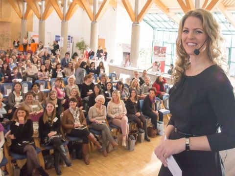 Margit Lieverz modertierte wieder den erfolgreichen Feminess Business Kongress in Stuttgart. Zur Veranstaltung kamen über 400 Selbständige Frauen und Unternehmerinnen.